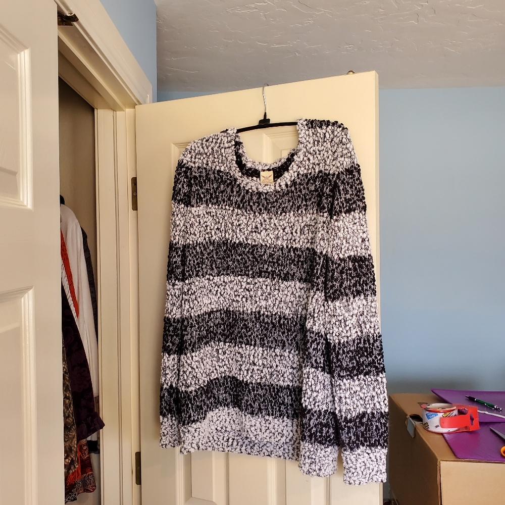 Faded Glory pullover XL black and white